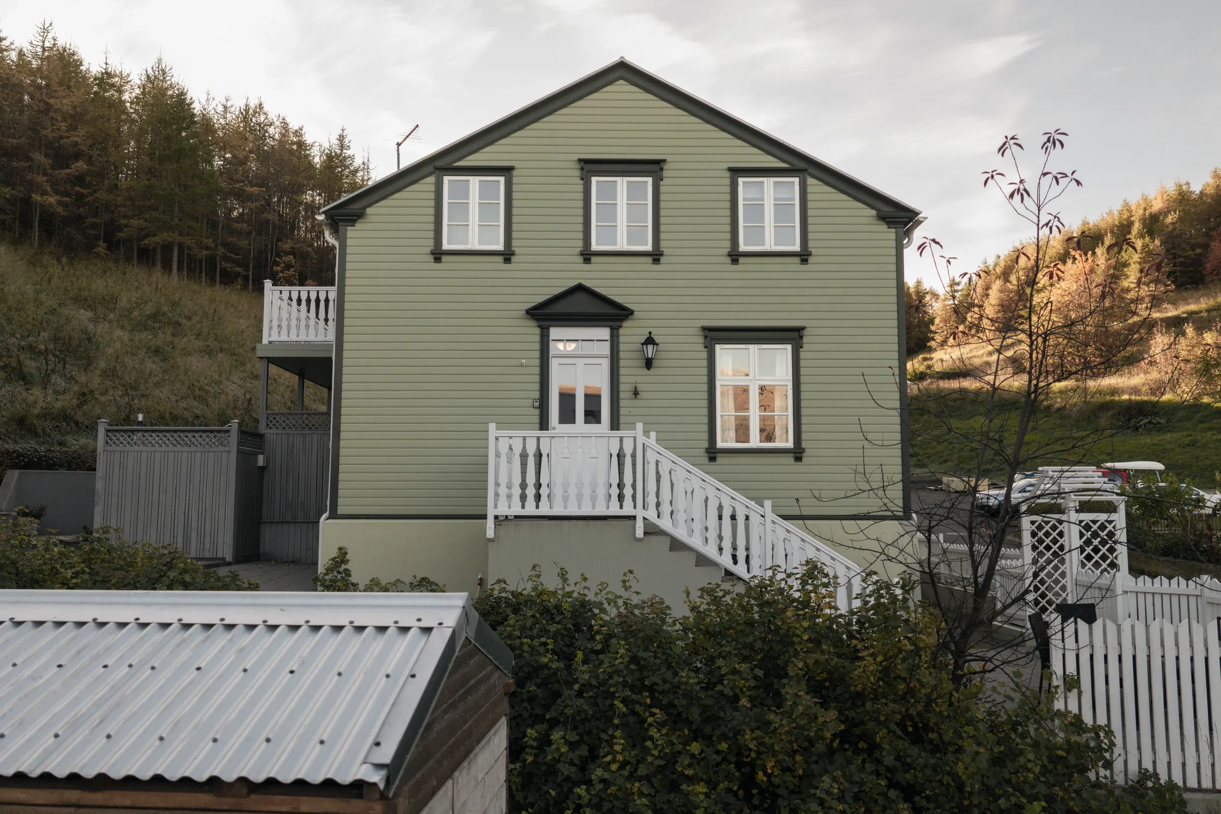 The house at Lækjargata 3 from the front, with its white fence and entrance stairs